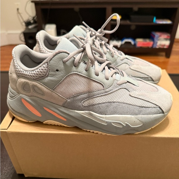 Yeezy 500 - Picture 3 of 5